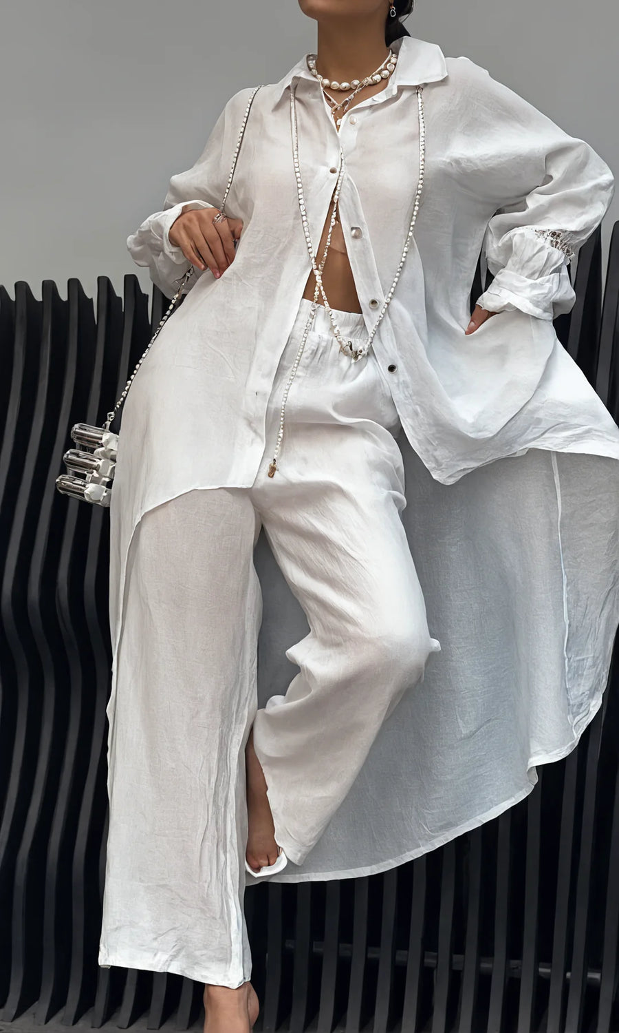 VOGUE™ - TWEEDELIGE OUTFIT MET RUGUITSNIJDING