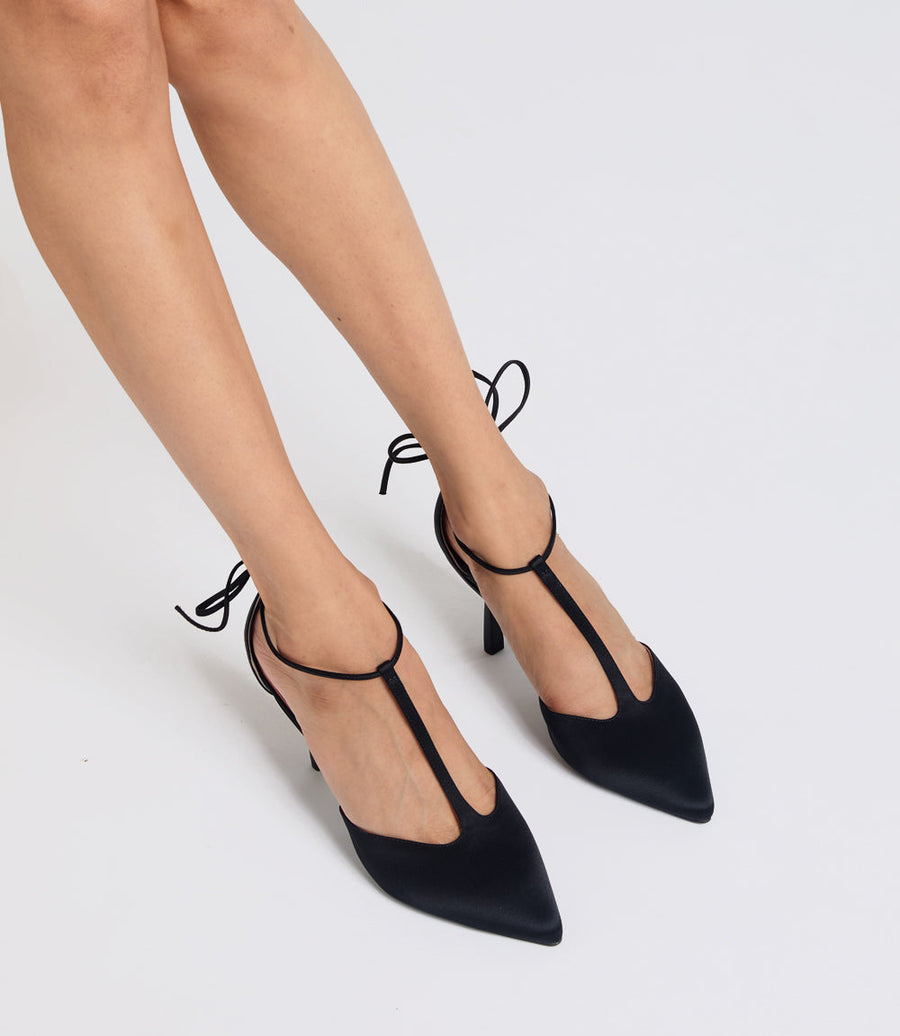 Kaia pumps met T-bandje van zwarte zijde